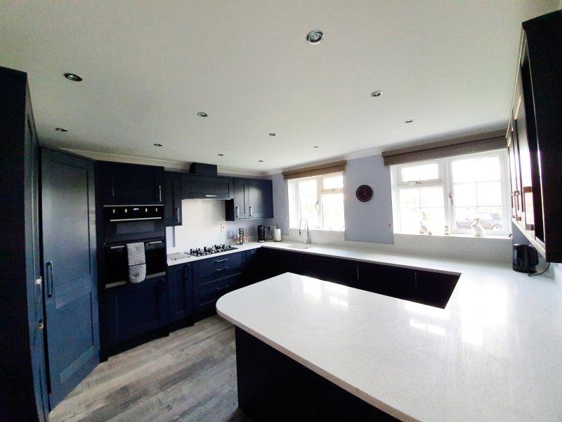 Midnight blue kitchen with blue grey walls and white ceiling, Kitchen colour trends for 2023